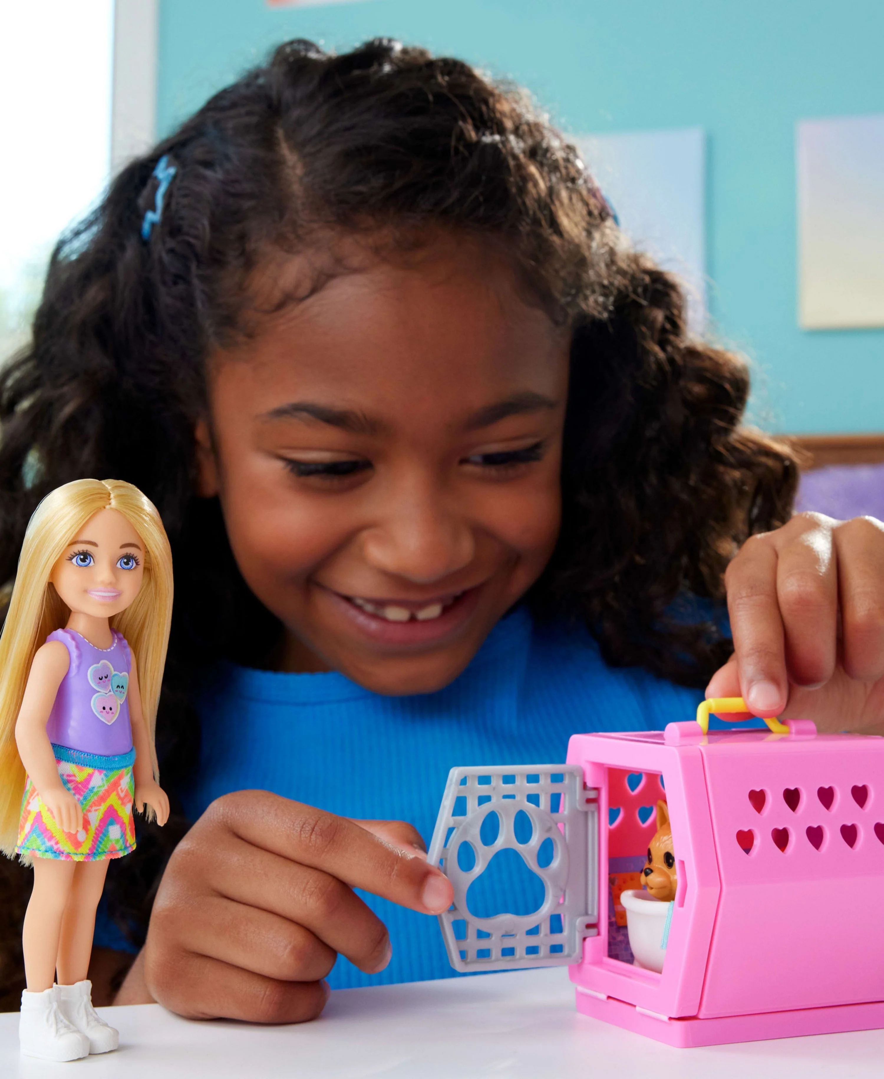 Barbie Chelsea Puppy Playset with Transformative Carrier and Doll - Image 6