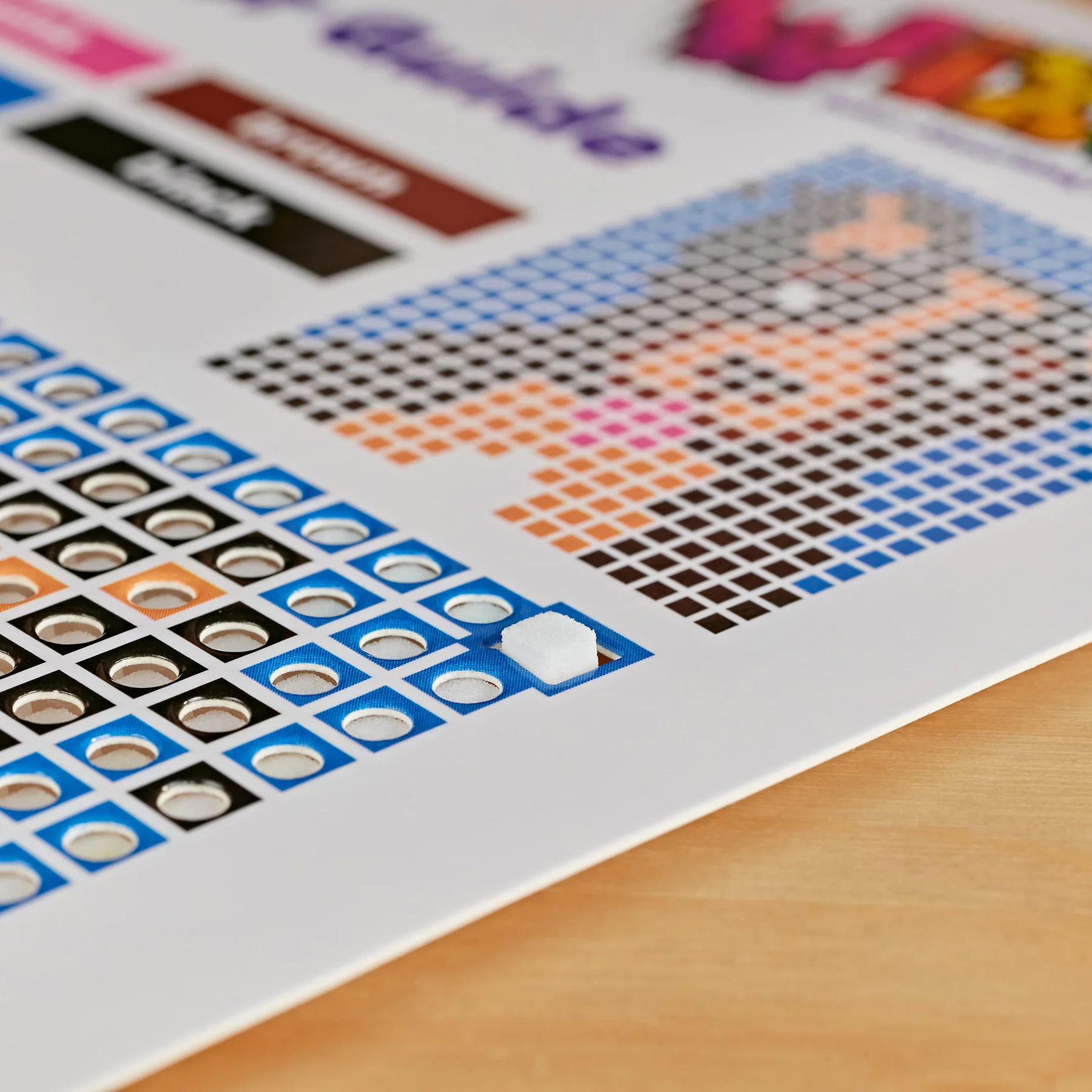 Crayola Wixels Unicorn Pixel Art Kit with Markers - Image 10
