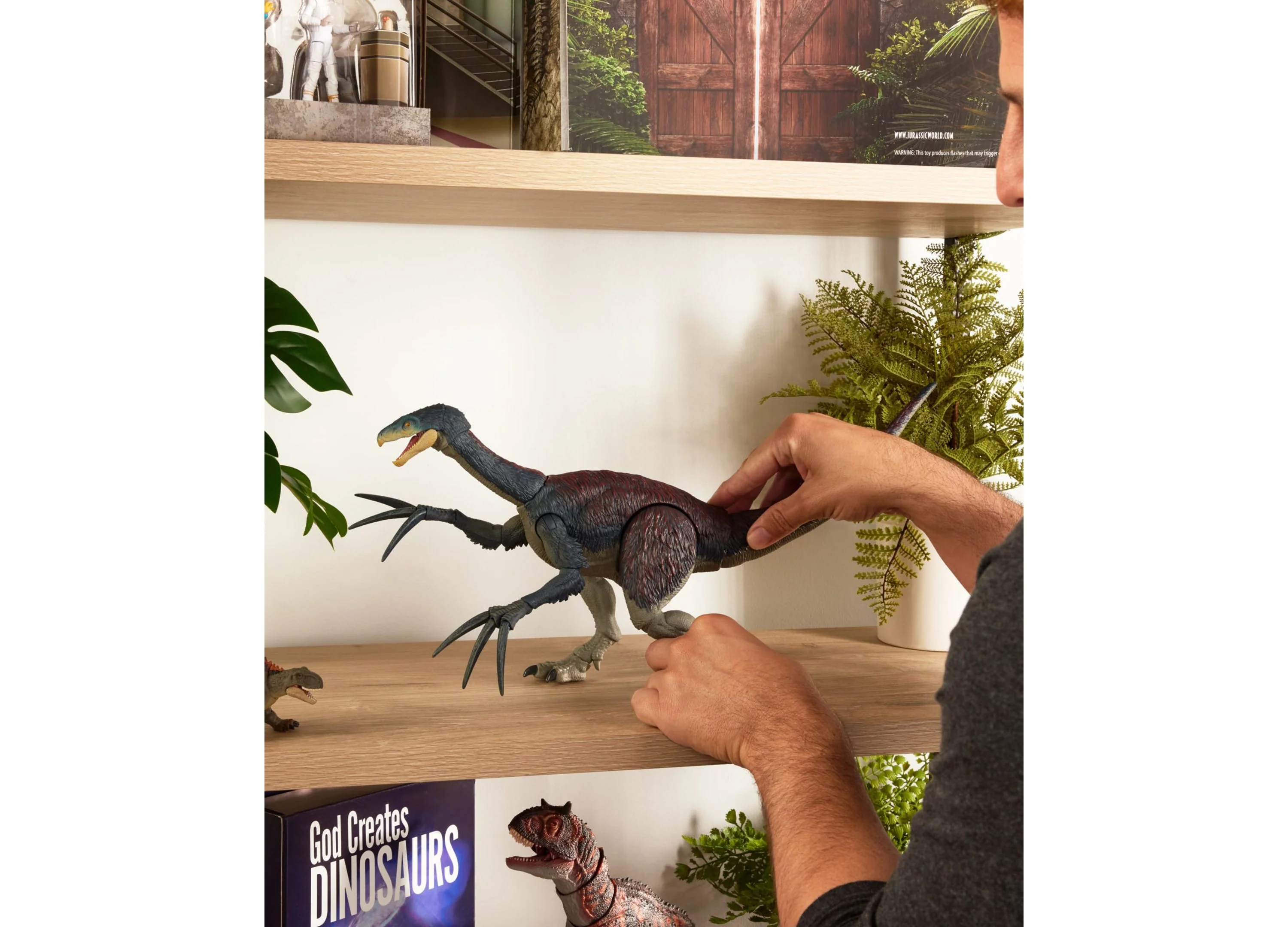 Jurassic World Hammond Collection 17-inch Therizinosaurus Action Figure - Image 4