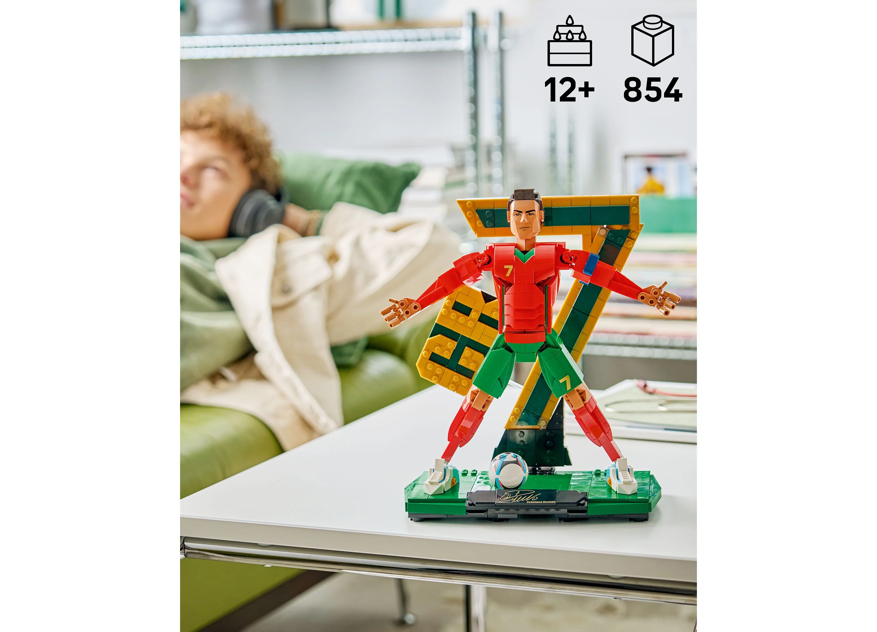 LEGO Editions Cristiano Ronaldo Soccer Legend Building Set, 854 Pieces - Image 4