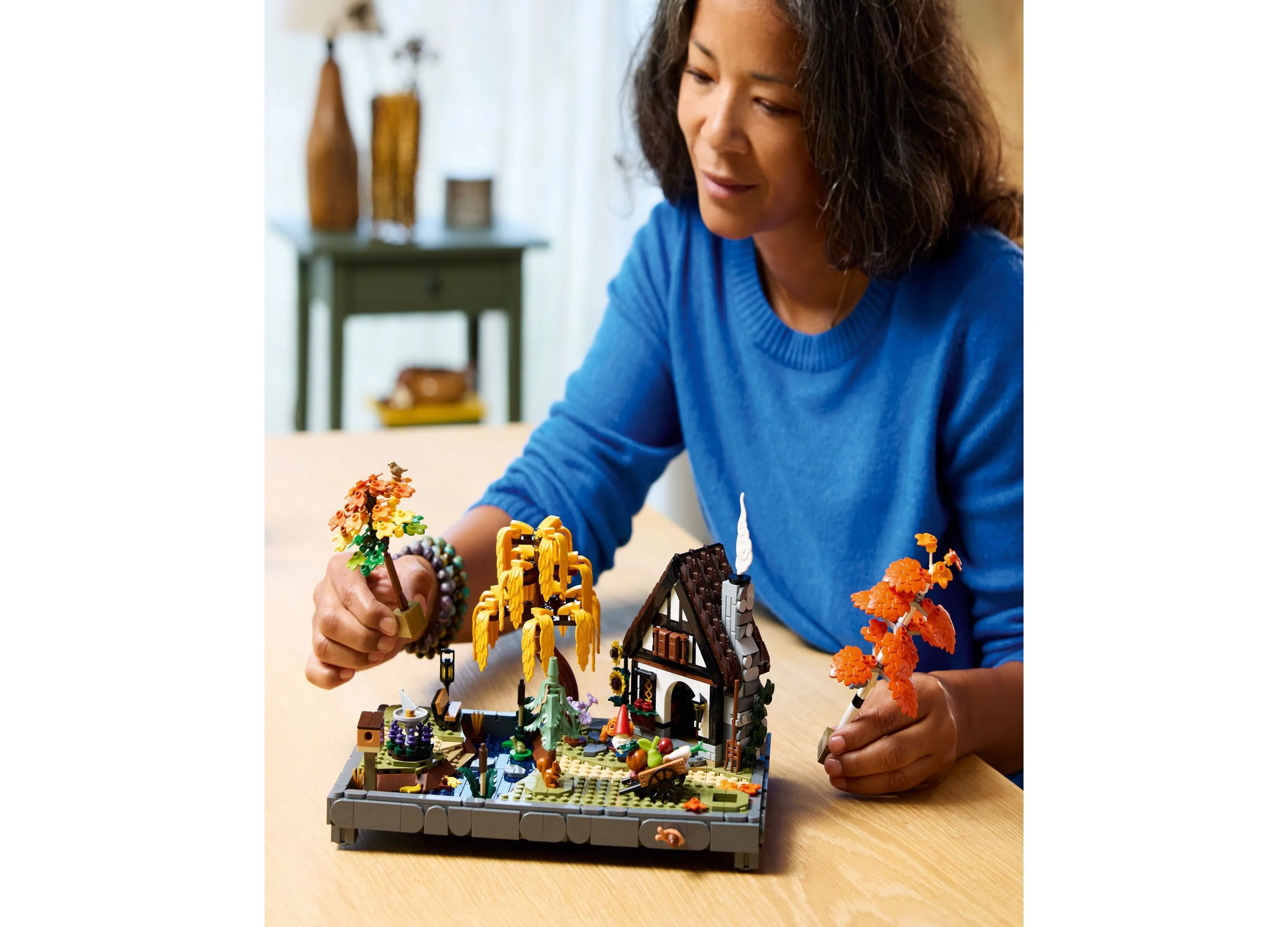 LEGO Icons Autumn Cottage Garden Building Set 11372 - 1102 Pieces - Image 3