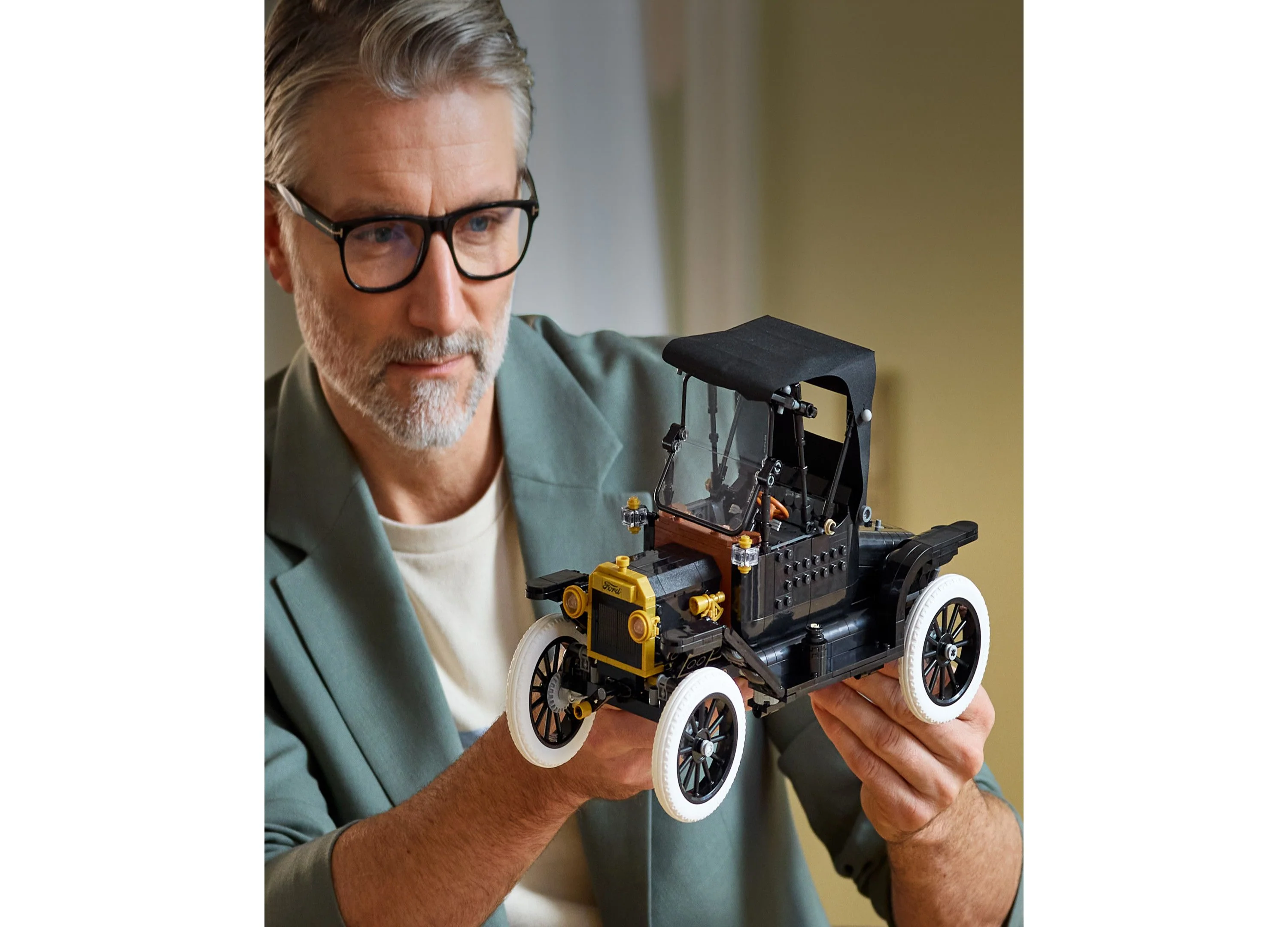 LEGO Icons Ford Model T Vintage Car Building Set - 1060 Pieces - Image 6