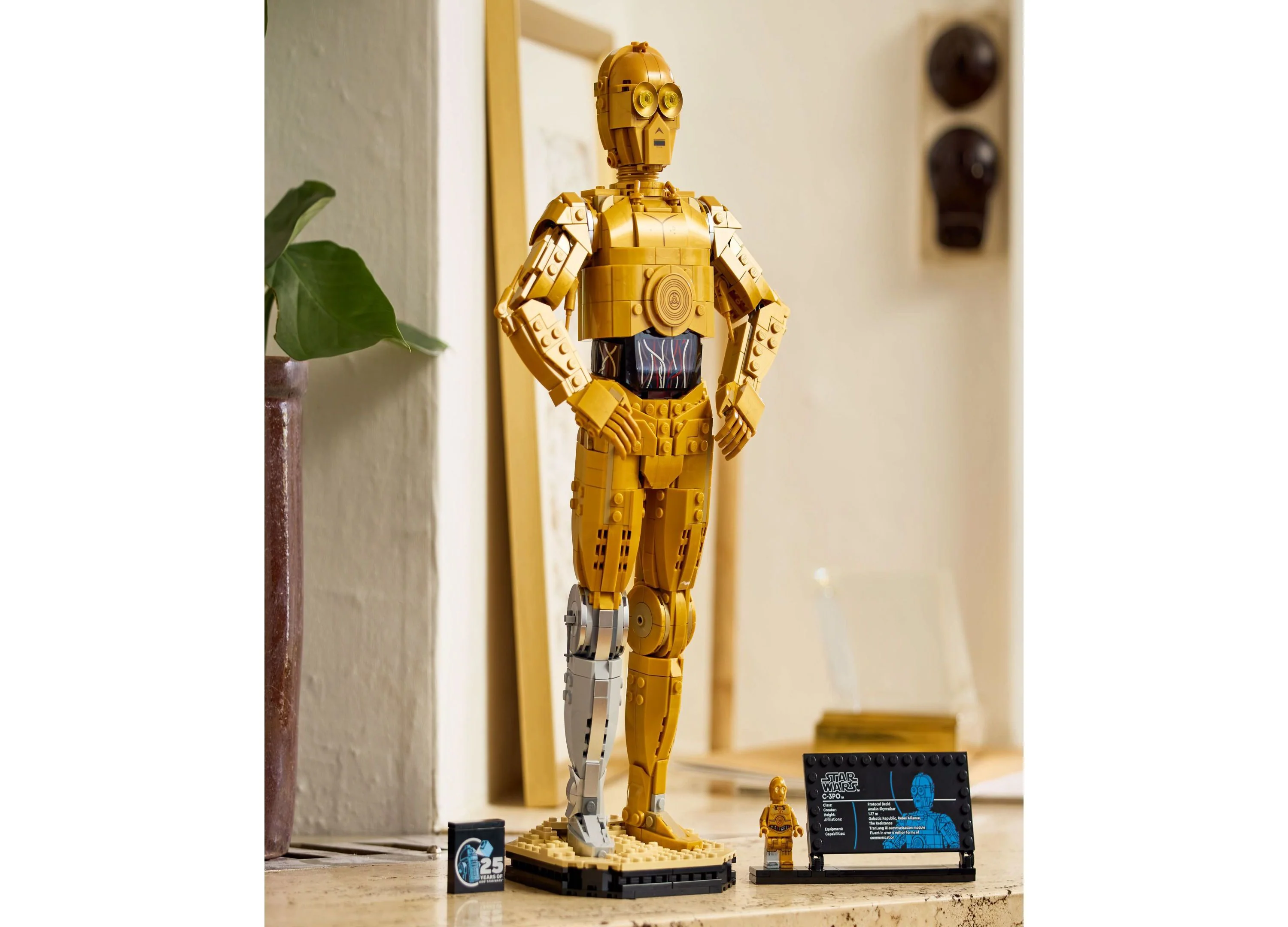 LEGO Star Wars C-3PO Buildable Display Figure - 1138 Pieces - Image 2