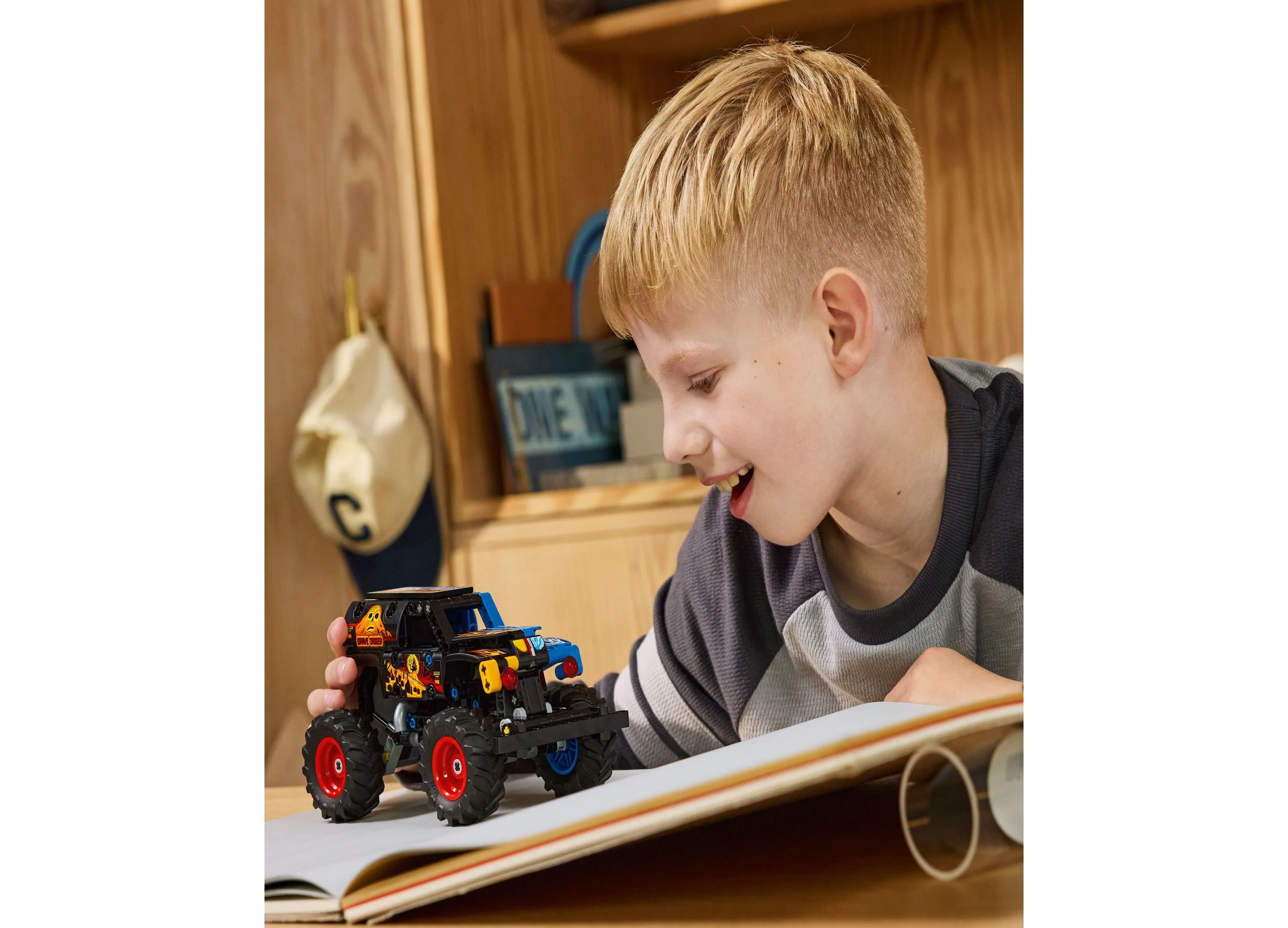 LEGO Technic Monster Jam Grave Digger Fire and Ice Pull-Back Truck - 263 Pieces - Image 5