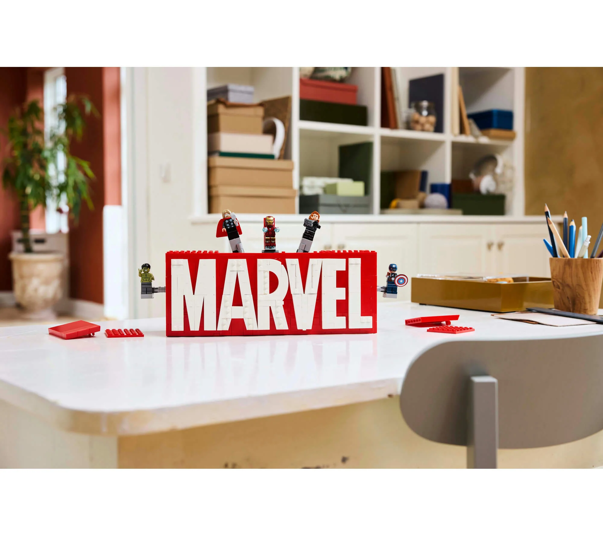 LEGO Marvel Avengers Logo & Minifigures Display Set 76313 - Image 4