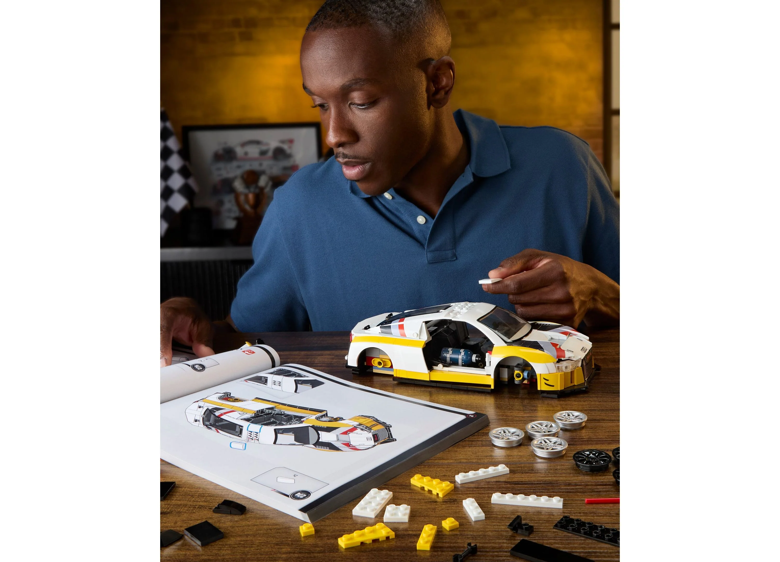 Mattel Brick Shop Hot Wheels '15 Audi R8 LMS Building Kit, 820 Pieces - Image 2