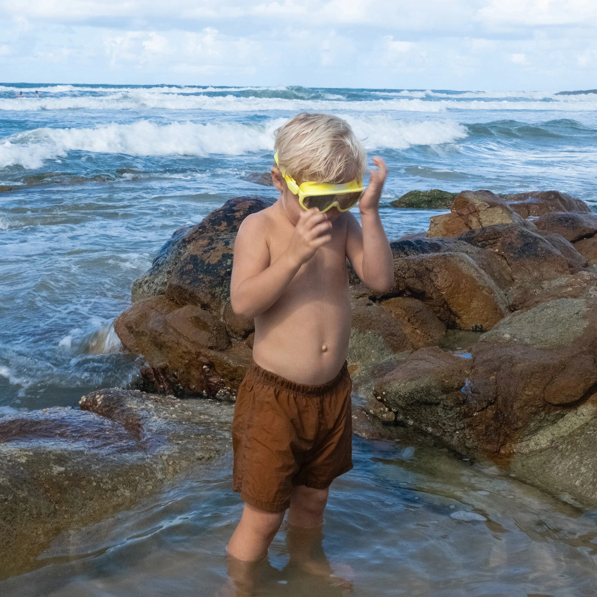 Sunnylife Kids Neon Yellow Shark Swim Mask - Salty The Shark Series - Age 3+ - Image 5