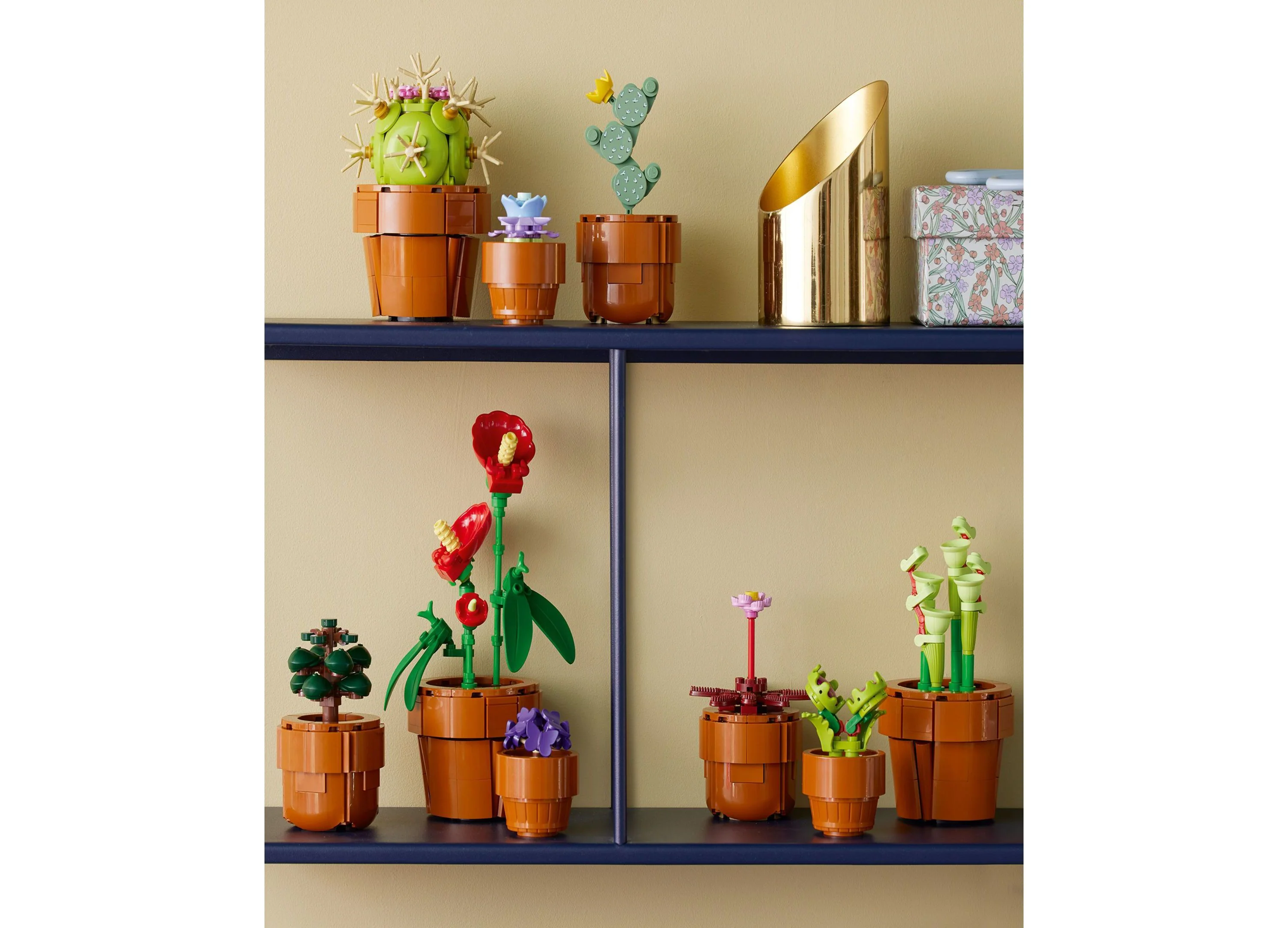 LEGO Icons Tiny Plants 758 Piece Display Set - Model 10329 - Image 4